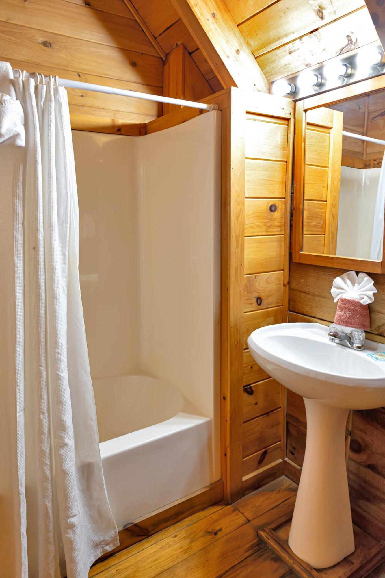 Cozy Cabin! Hot Tub, King Bed, Fireplace, & Pool Гатлінбург Екстер'єр фото
