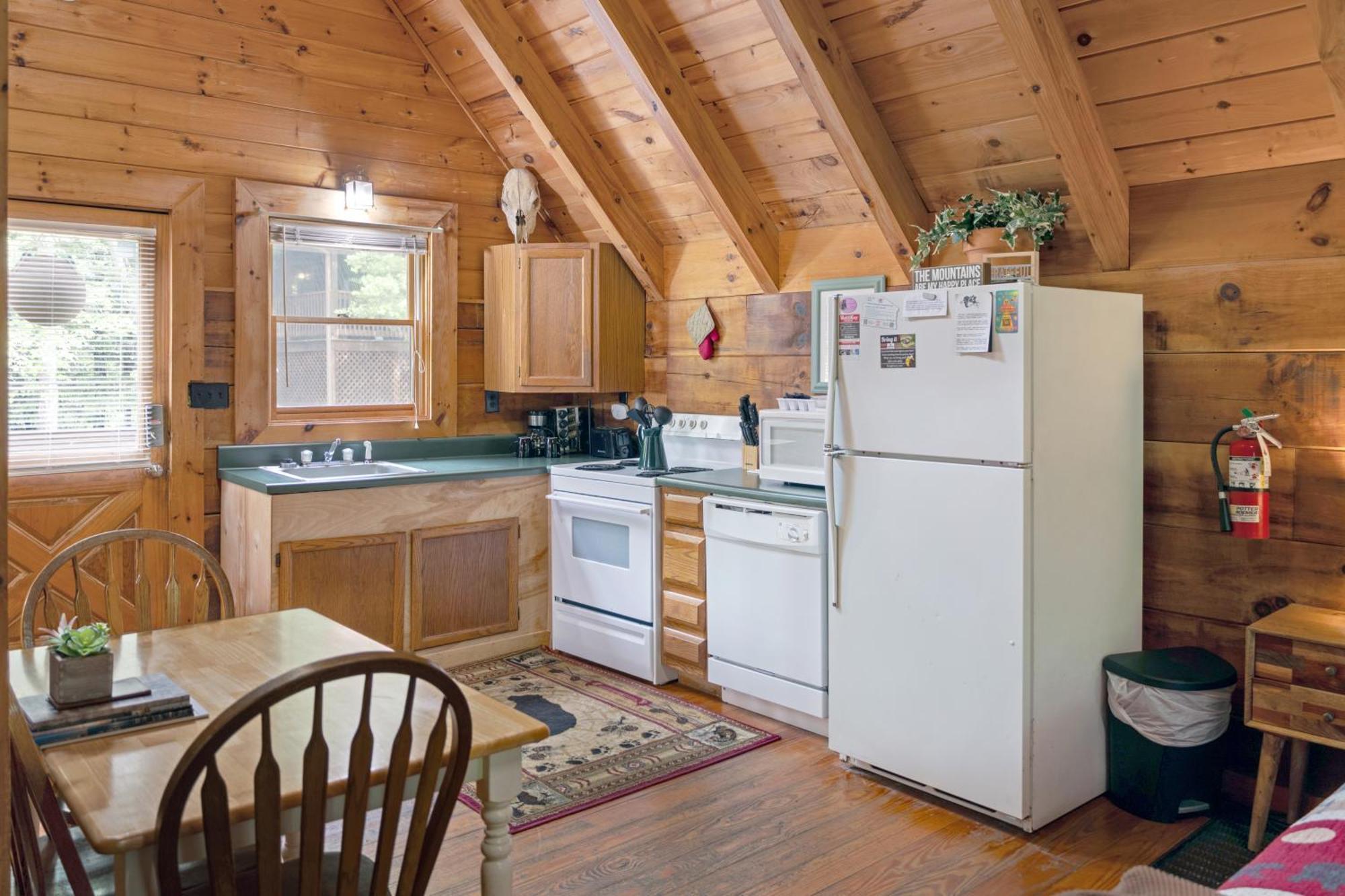 Cozy Cabin! Hot Tub, King Bed, Fireplace, & Pool Гатлінбург Екстер'єр фото