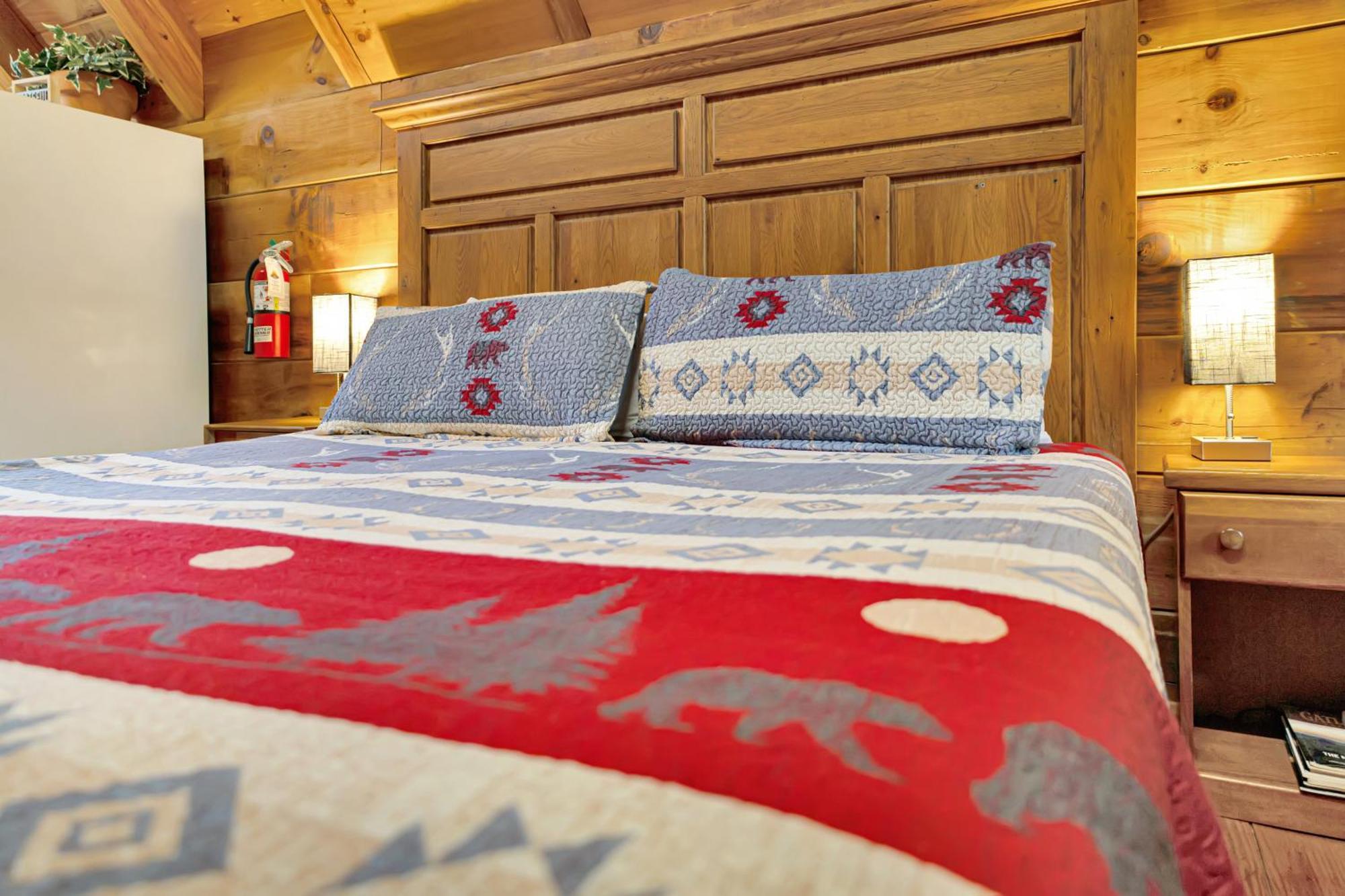 Cozy Cabin! Hot Tub, King Bed, Fireplace, & Pool Гатлінбург Екстер'єр фото